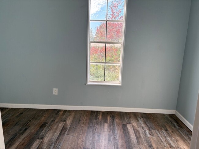 Building Photo - Just Minutes From Town