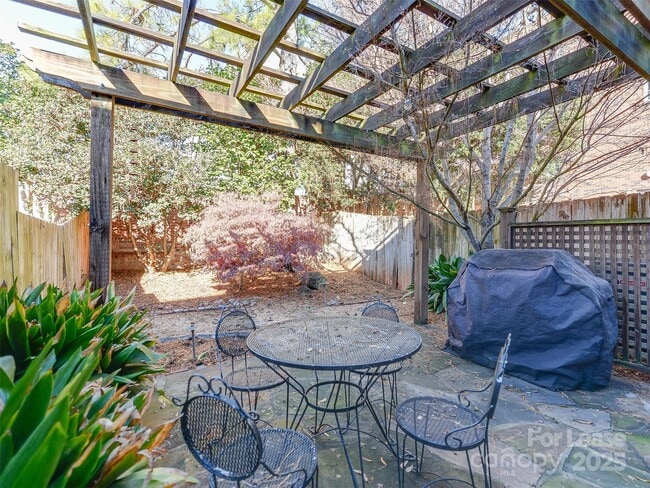 Building Photo - 527 Hawthorne Ln