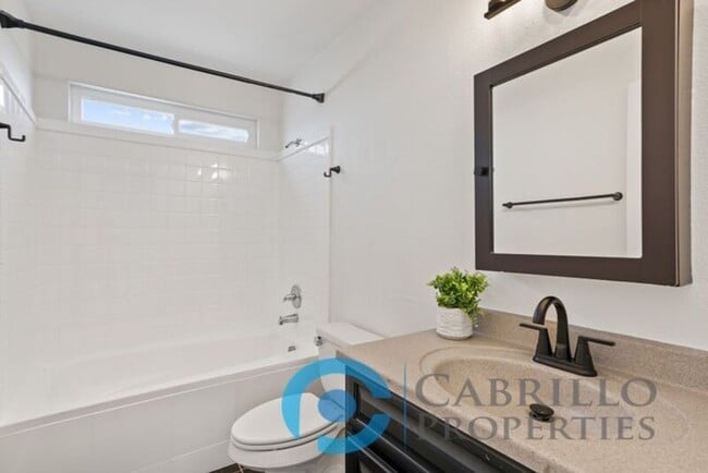 Building Photo - 526 11th St