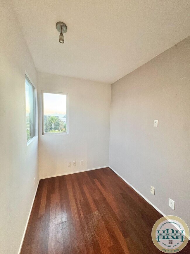 Building Photo - Tranquil & Spacious 2 BR/Den/ 1 BA Condo in the Central Richmond District