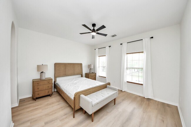 Building Photo - 527 Little River Ct