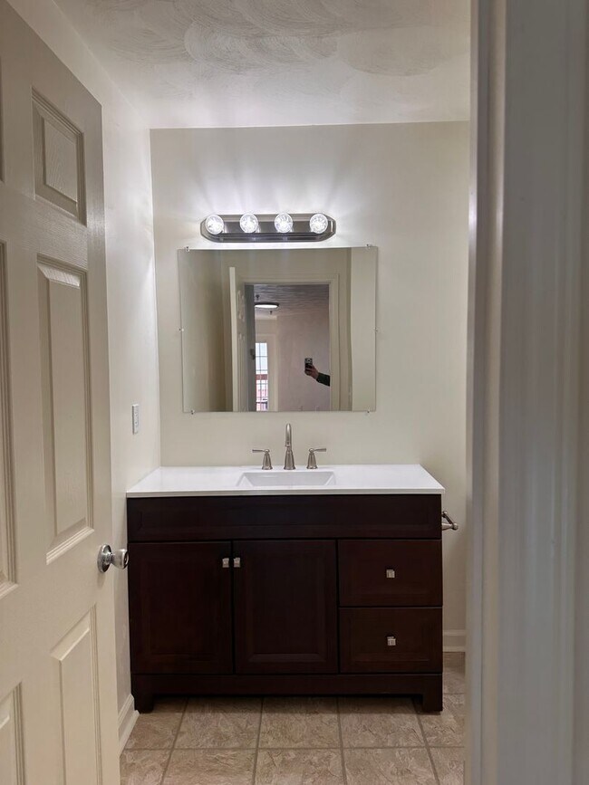 Building Photo - 4 Bedroom 2 Bath Apartment 2nd Floor