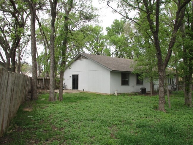 Building Photo - Adorable 2bedroom/1 bath Duplex on Wooded Lot