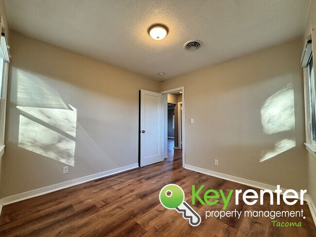 Building Photo - Charming 2 Bedroom Home for Rent in Tacoma...