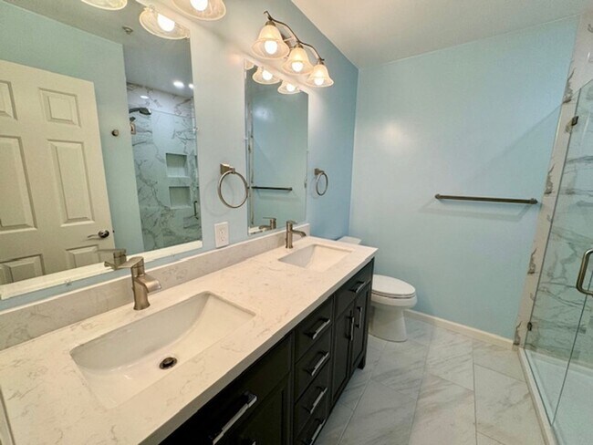 Building Photo - Wonderful 2 story condo in Ashford Ct-Deta...