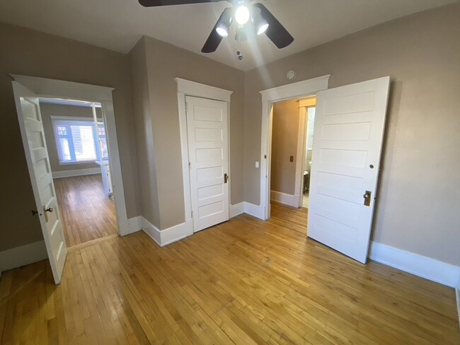 Building Photo - Upper level Corner Unit 1 Bed 1 Bath near ...