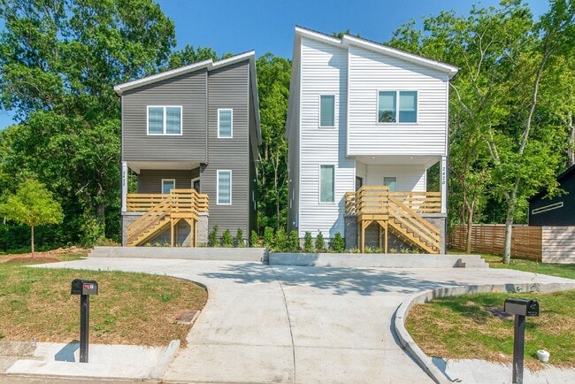 Building Photo - Amazing 3 bed 2.5 w/fenced yard. 10 min fr...