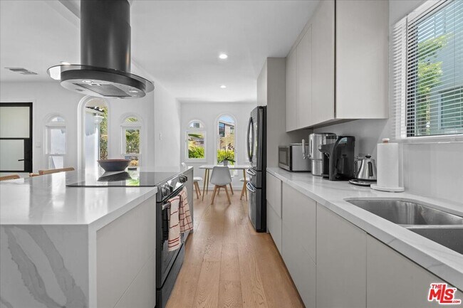 Building Photo - 459 Kings Rd