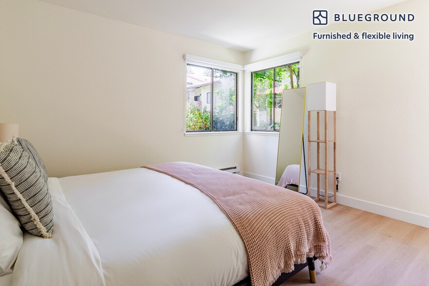 Building Photo - 1600 Villa St