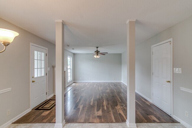 Building Photo - 4 Bedroom Pet Friendly Home For Rent!