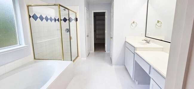 Building Photo - Spacious 2,324 Sqft 4-Bedroom Home with Gr...