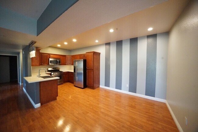 Building Photo - 2291 W Horizon Ridge Pkwy