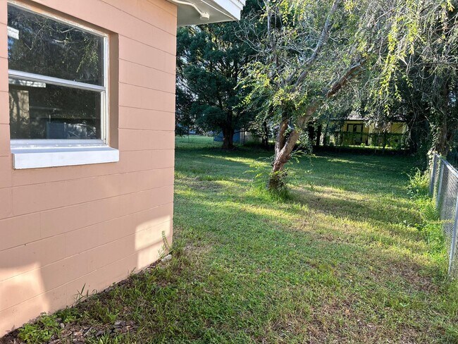 Building Photo - 4246 Minoso St