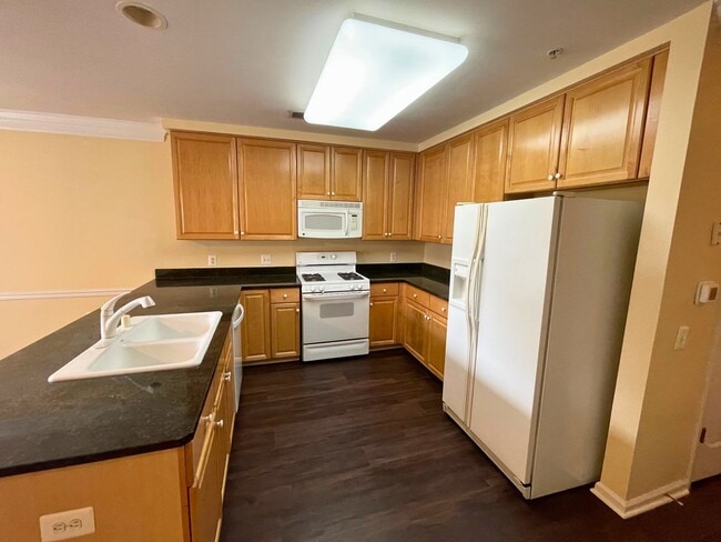 Building Photo - Beautiful 2BR, 2.5BA Townhouse Style Condo Near Old Town Alexandria