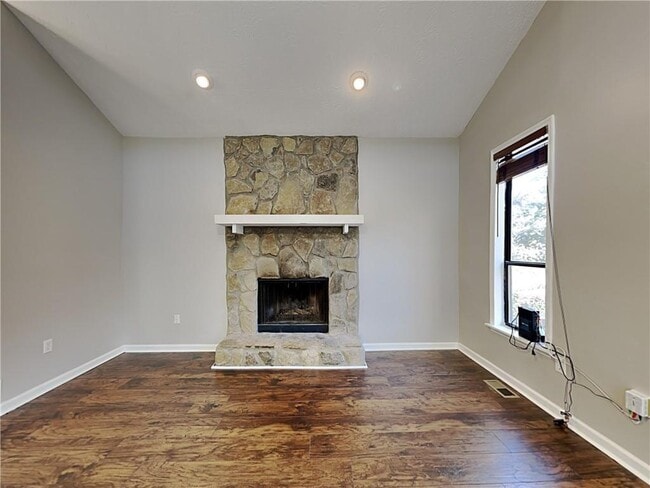 Building Photo - 619 Green Valley Dr