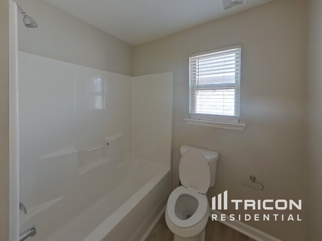 Building Photo - 528 Tulip Ln