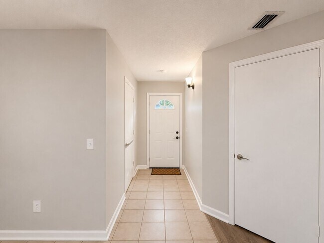 Building Photo - Adorable 2 bedroom 1 bath home with flex space in Lake Mary!