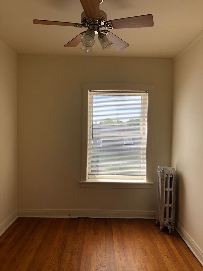 Building Photo - Fantastic Roscoe Village One Bedroom