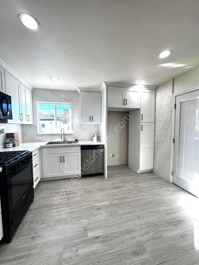 Building Photo - 1569 Carol Dr