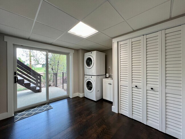 Building Photo - Beautifully Updated Home!  Fenced Yard!