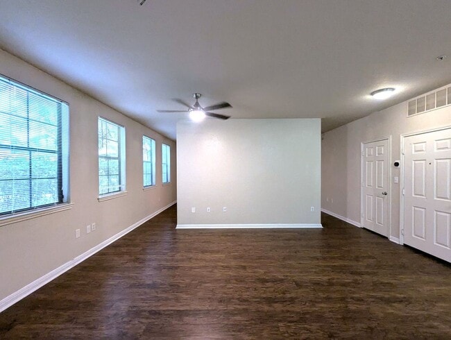 Building Photo - Huge Studio Unit 785 square feet! Updated,...