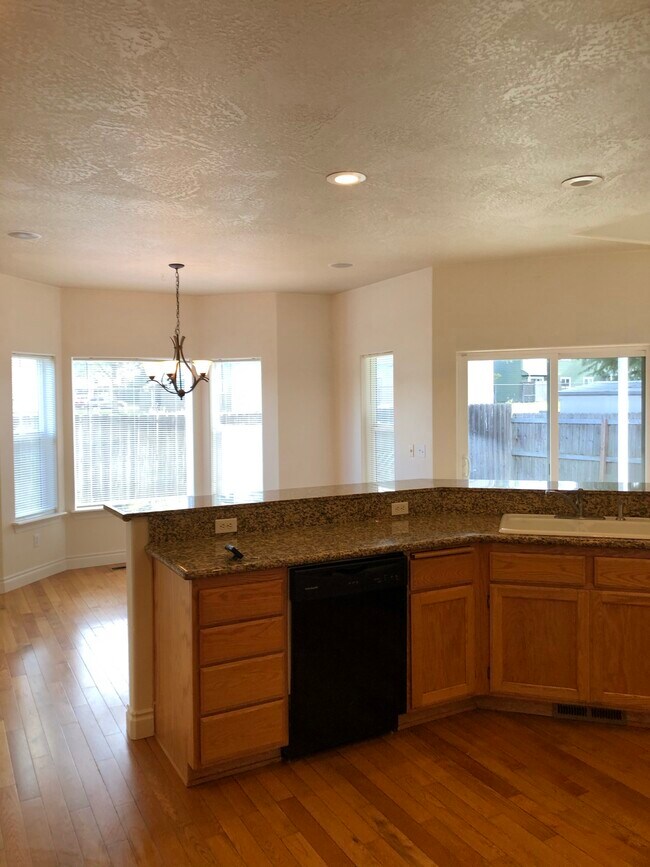 Building Photo - 813 Solano Cir