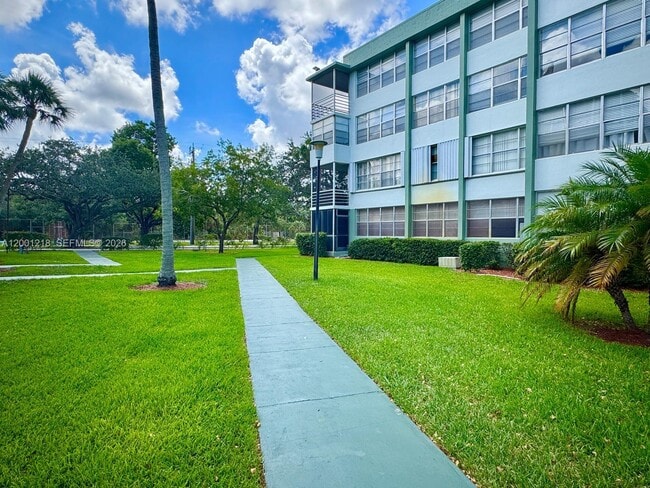 Building Photo - 2741 Taft St