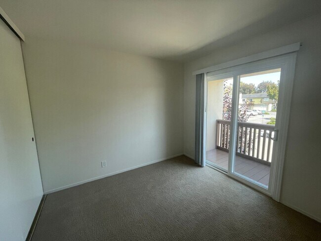 Building Photo - 1033 Fontana Dr