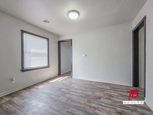 Building Photo - ozy 2-Bedroom Home in NE OKC – Affordable ...