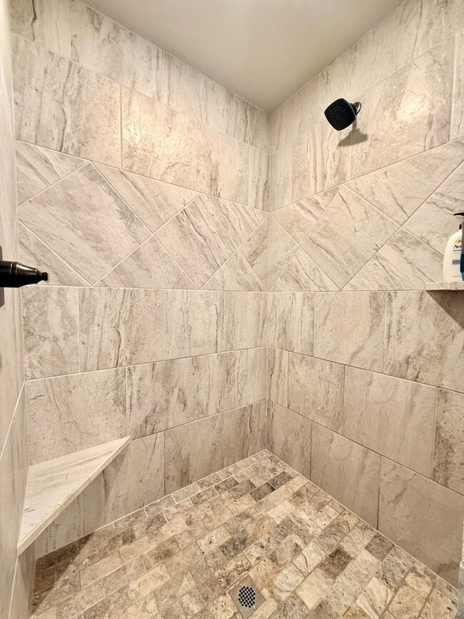 Building Photo - Gorgeous Newer Build! 3 Bed 2 Bath in Deer Creek Schools