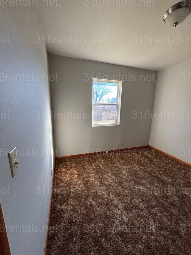 Building Photo - Duplex 2 bed 1 bath available NOW!