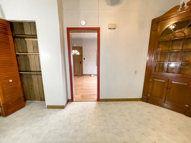 Building Photo - 1810 E 6th St