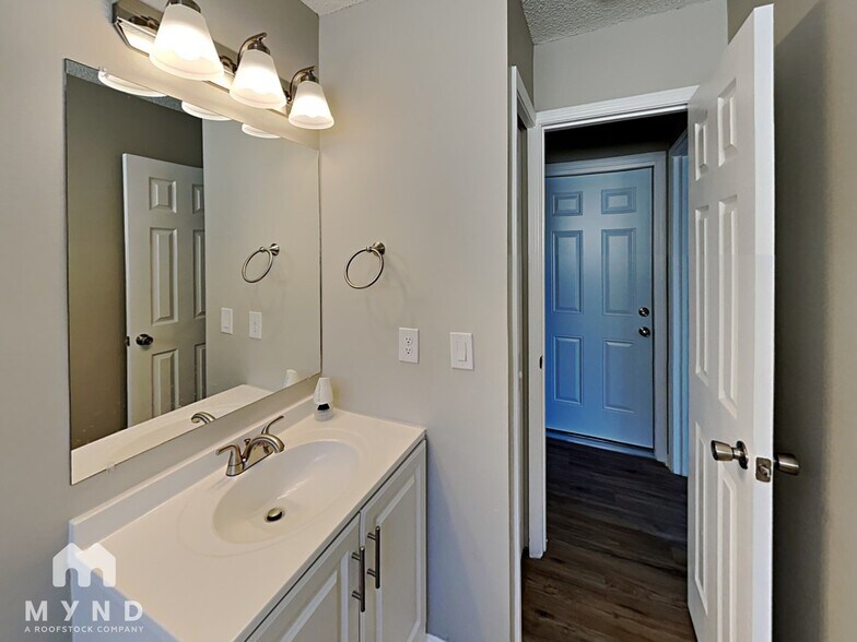 Building Photo - 2451 Townsquare Dr