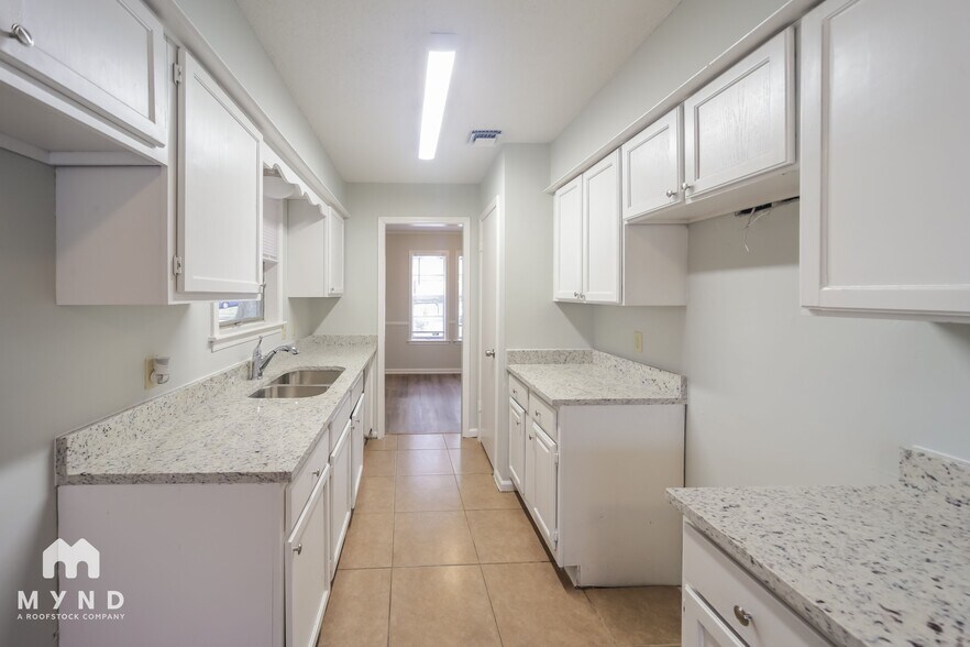 Building Photo - 3870 Wordsworth Ave
