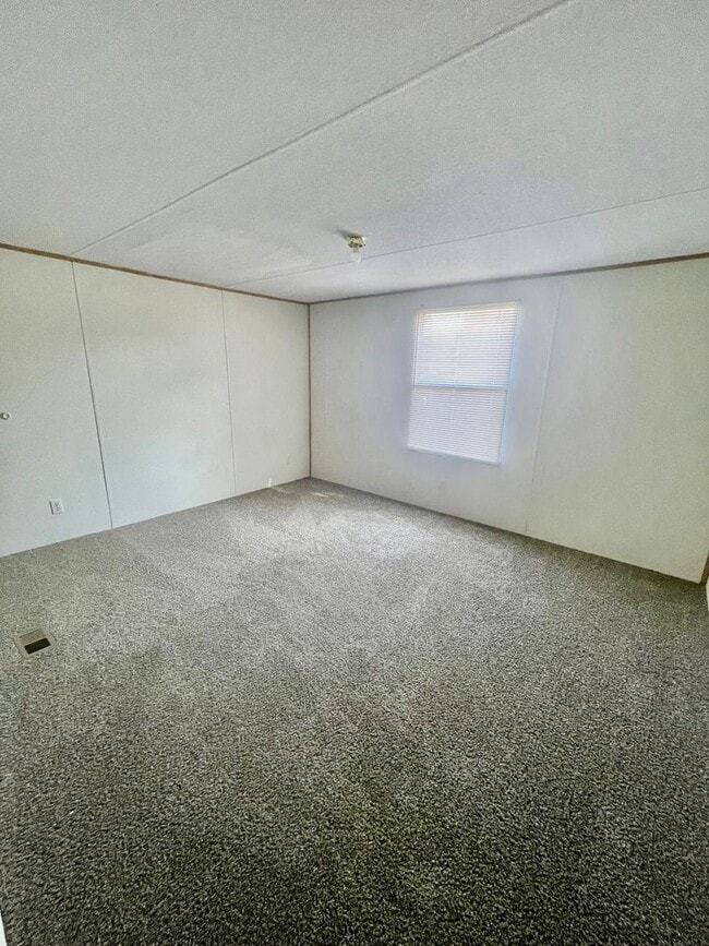 Building Photo - Welcome to this charming 2-bedroom, 2-bath...