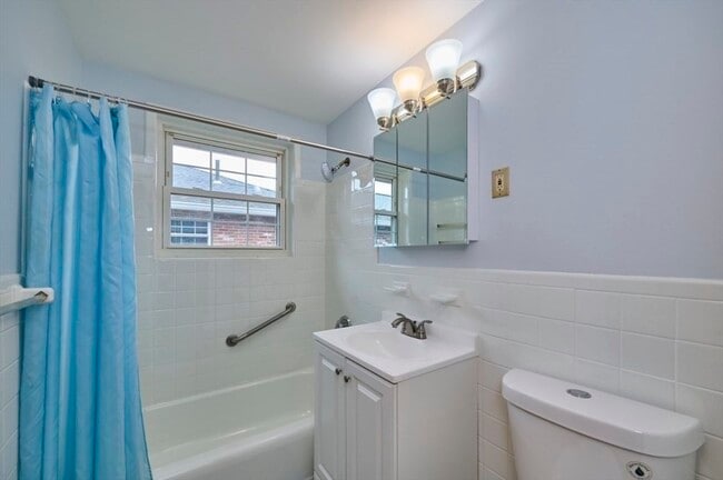 Building Photo - 3 Colonial Village Dr