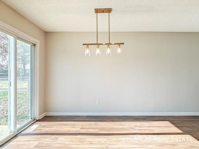 Building Photo - 1633 W Prairie St