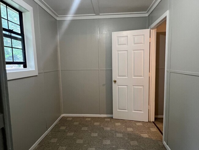Building Photo - 1 BED 1 BATH PRIVATE RETREAT!