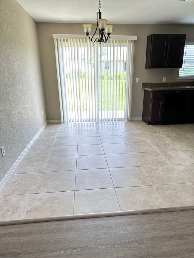 Building Photo - Impeccable Rental