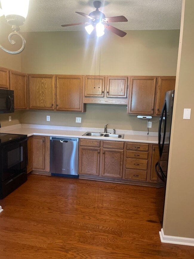 Building Photo - Knoxville 37917 - 2 bedroom, 2 bath condo - Call Lisa Vineyard or Shannon Russell 865-216-9334