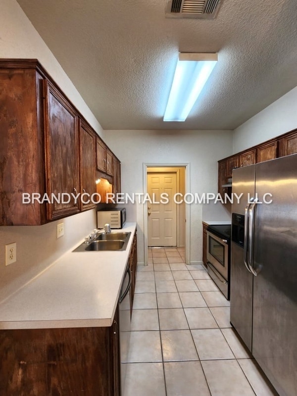 Building Photo - 4600 Acorn Creek Trail