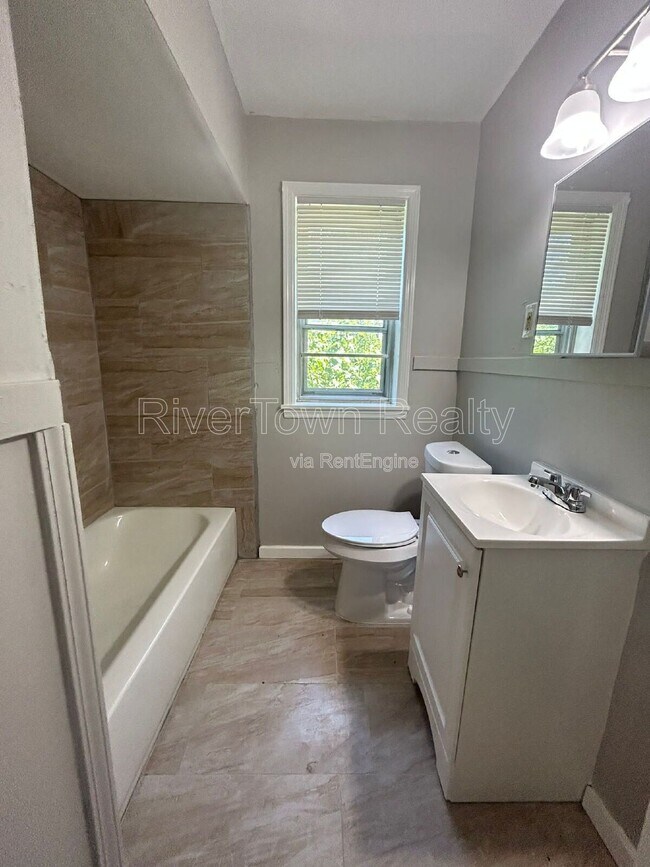 Building Photo - 1070 E Walthal Cir