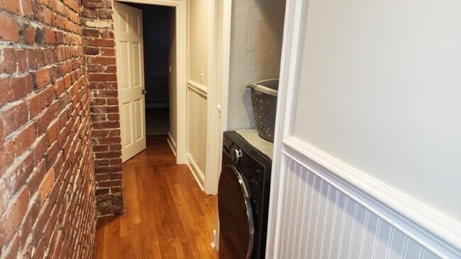 Building Photo - 100 Legends Way