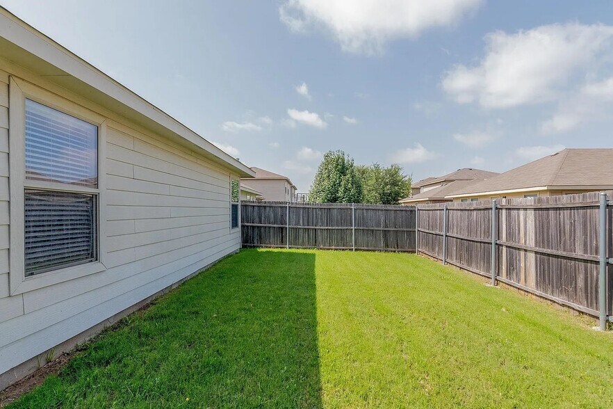 Building Photo - 8833 Quarry Ridge Trl