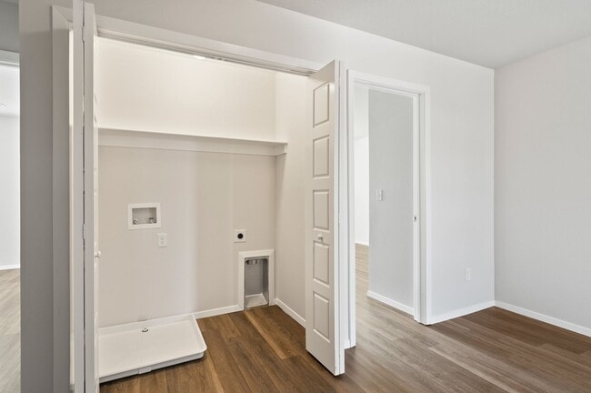Building Photo - Pre-Leasing Now! Make This Charming 3-Bedroom, 2.5-Bath Home in Farmington Yours!