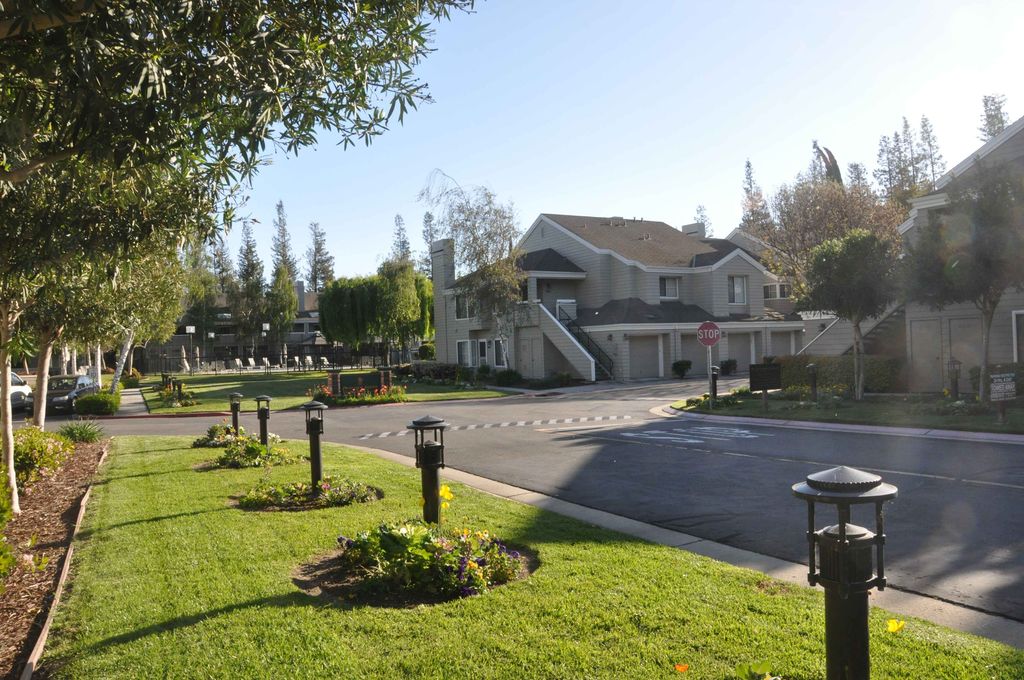 Building Photo - 1701 Parkview Green Cir