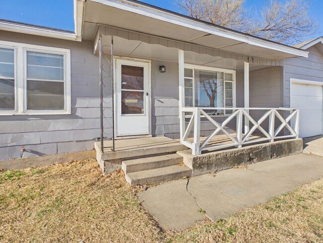 Building Photo - Spacious 2 bedroom 2 living areas 1 bath with a garage!