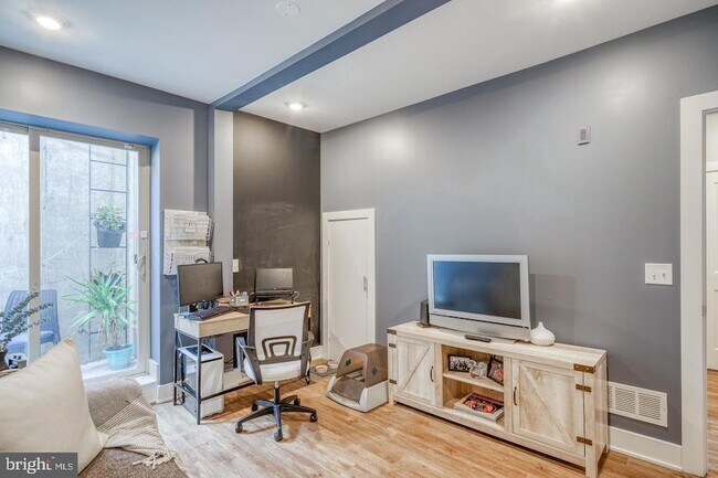 Building Photo - 1431 N 5th St