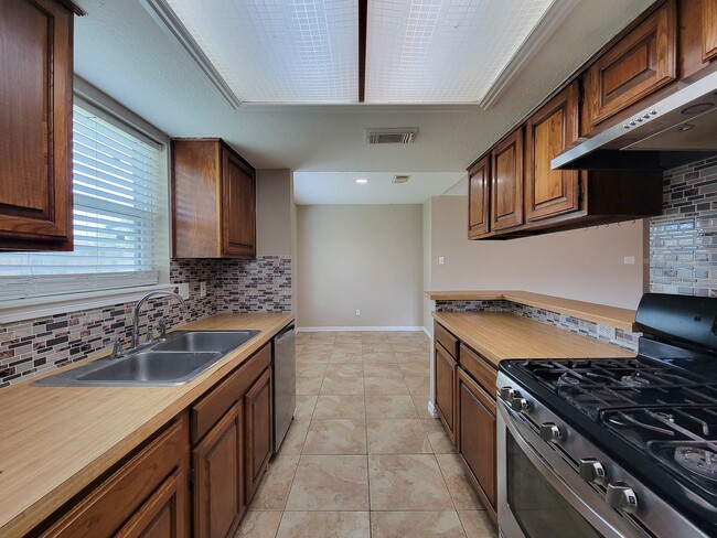 Building Photo - BEAUTIFUL 3 BEDROOM 2 BATH UPDATED HOME WITH TILE THROUGHOUT. GRANITE COUNTERTOPS WITH TILE FLOOR...