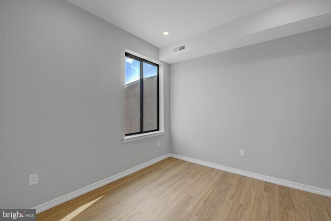Building Photo - 1205 S 15th St